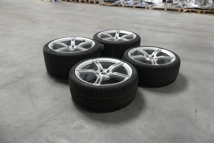 Pirelli Reifensatz M+S mit McLaren Felgen